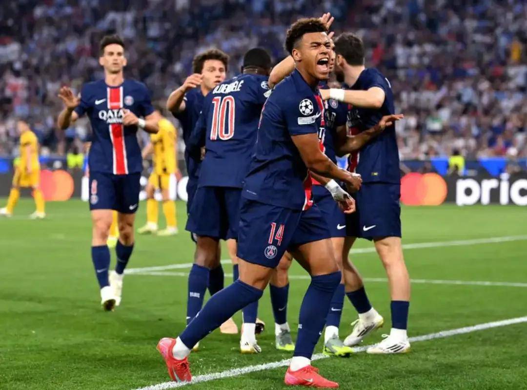 包含巴黎圣日耳曼主场大胜，领跑积分榜的词条