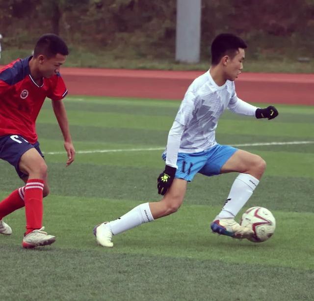 足球赛场上的绝佳表现，球员们的技艺展现