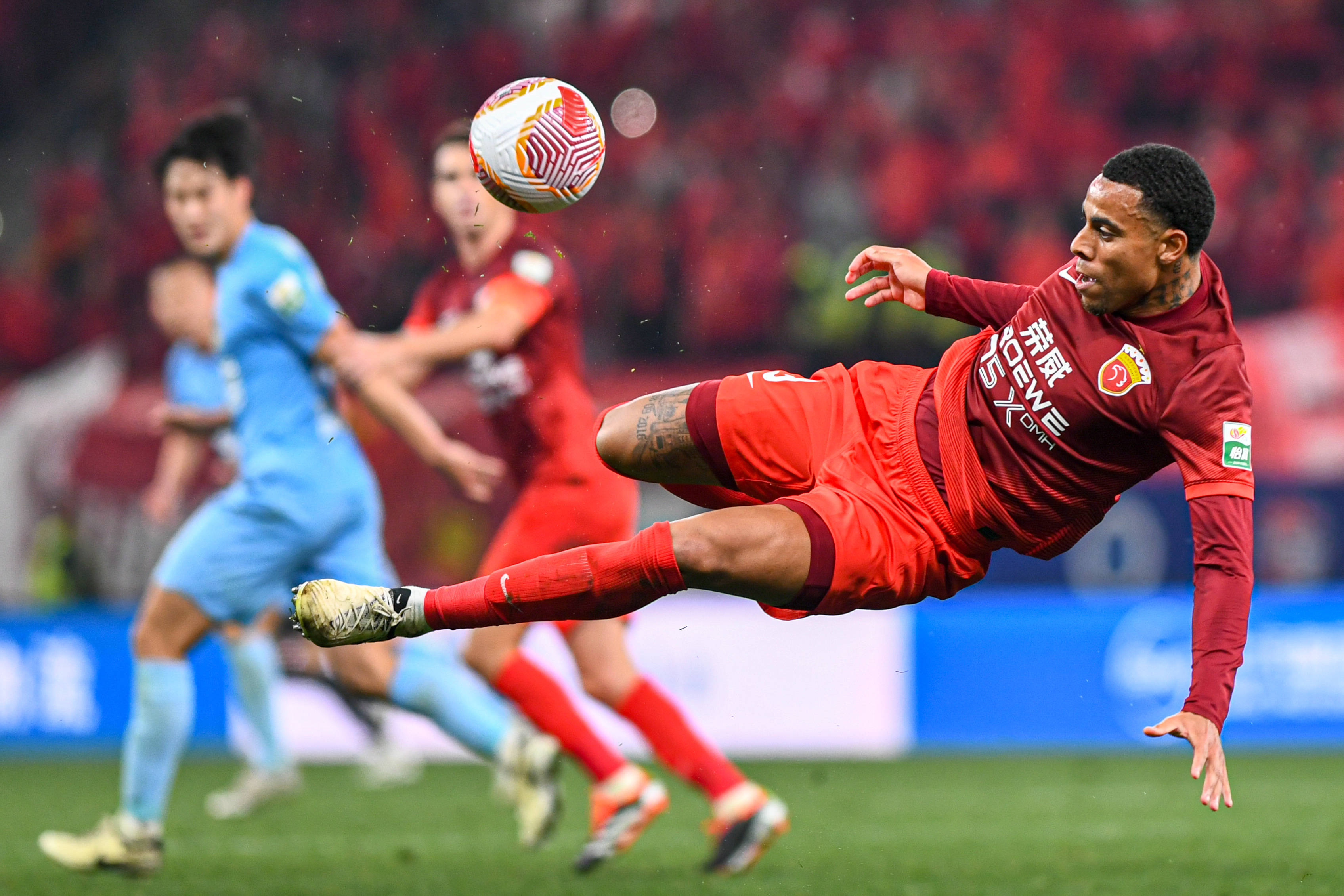 足球赛场上的绝佳表现，球员们的技艺展现