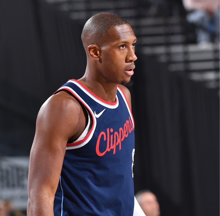 快船队客场力克活塞队,成功反超比分 快船队客场力克活塞队,成功反超比分