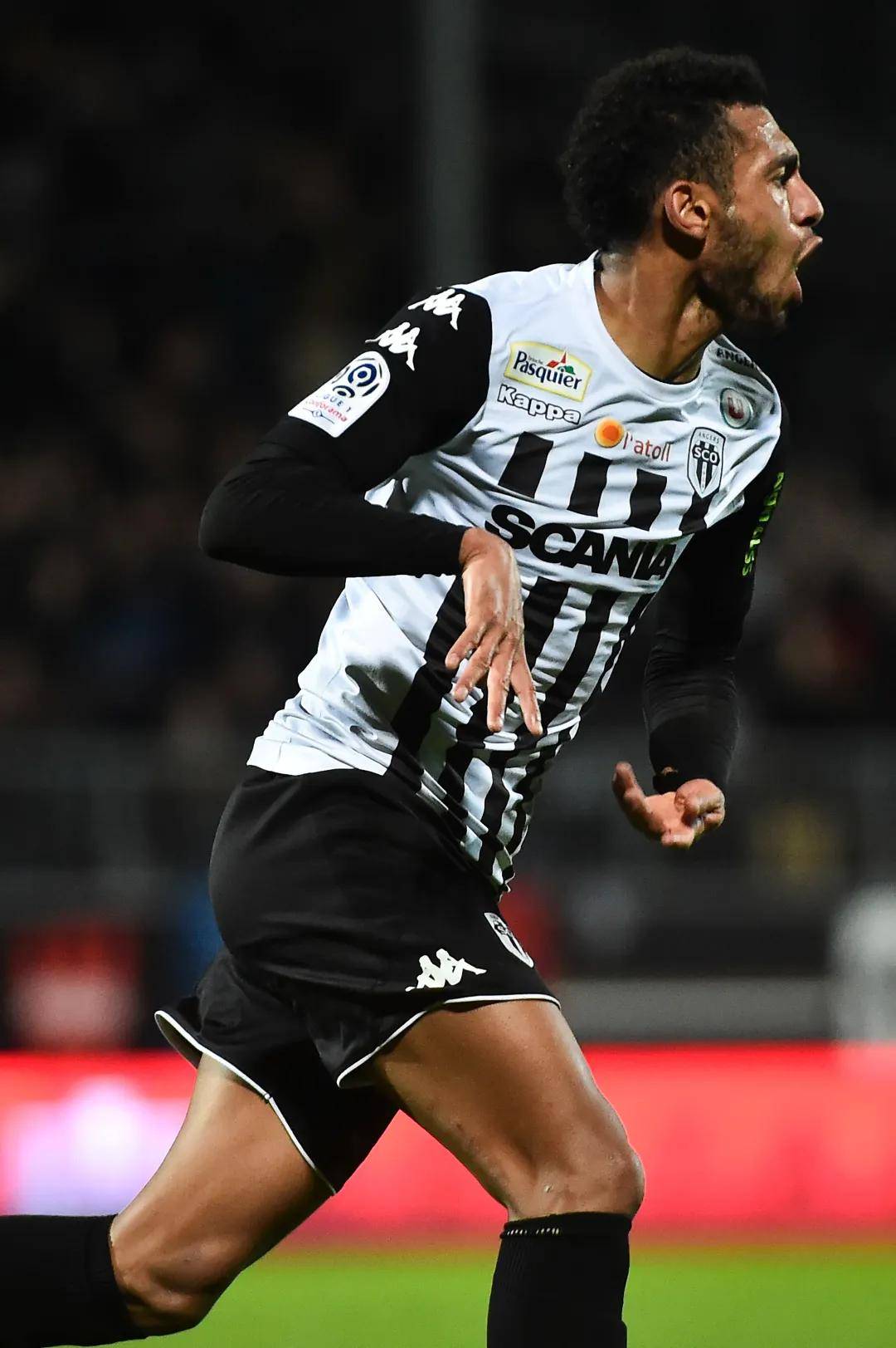 包含昂热主场大捷尼斯，轻松获胜的词条