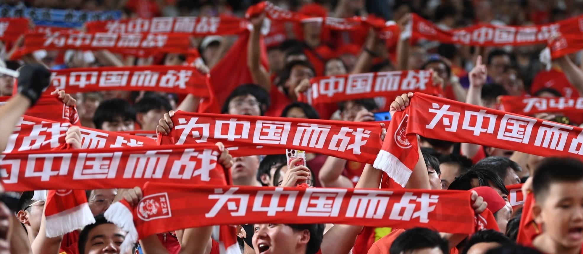 球队在比赛中遭遇各种困难,球员需团结拼搏 球队在比赛中遭遇各种困难,球员需团结拼搏