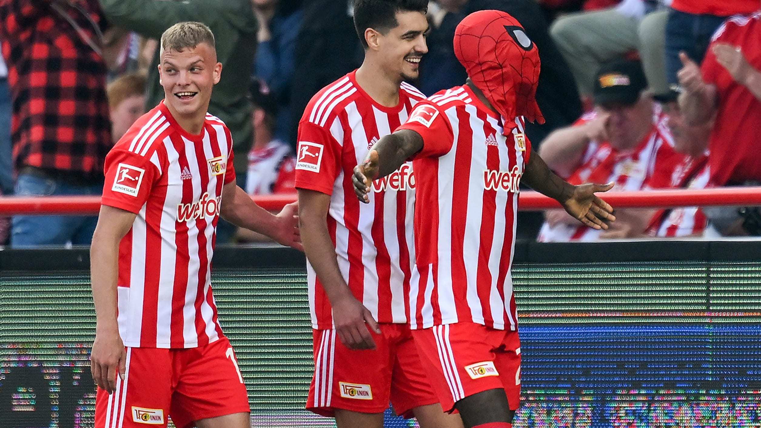 包含里昂大胜柏林足球俱乐部，抢先登顶积分榜的词条