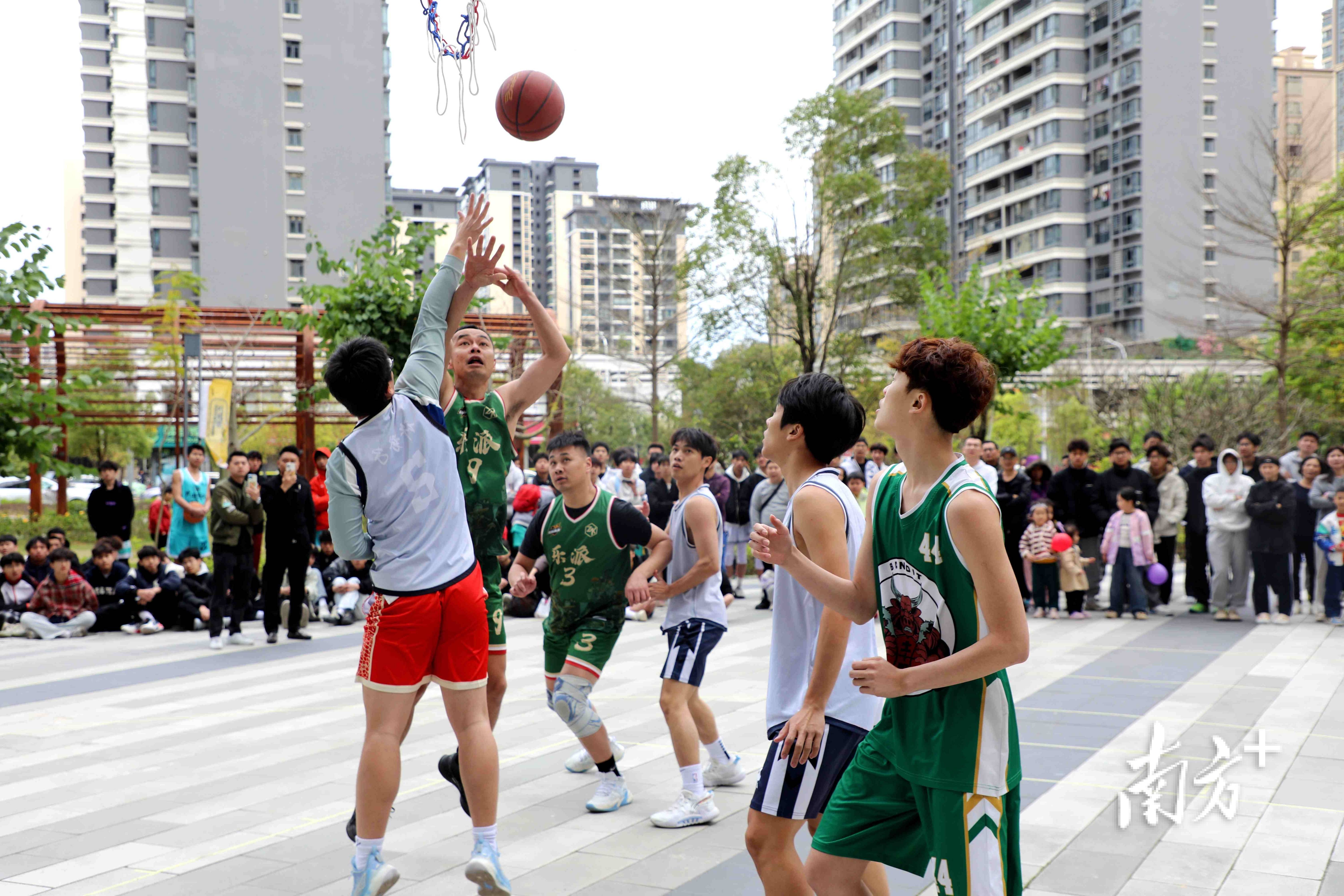 包含淘汰赛火热开打，球迷狂热欢呼的词条
