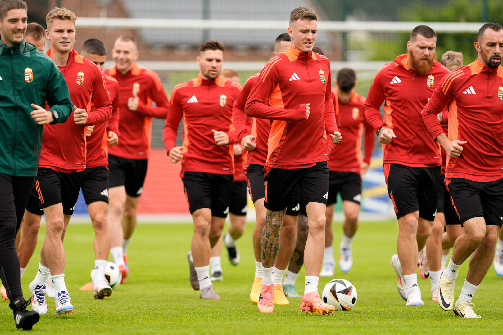 包含欧洲杯预选赛热身赛开拍，各队备战迎战的词条