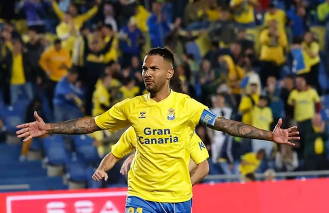 包含格拉纳达客场三连败，遭遇保级形势堪忧的词条