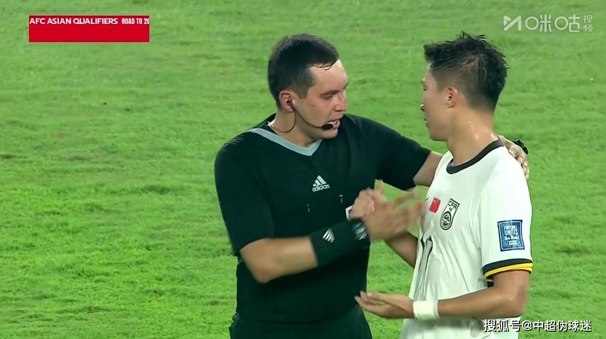 边线球员多次助攻破坏对方防线