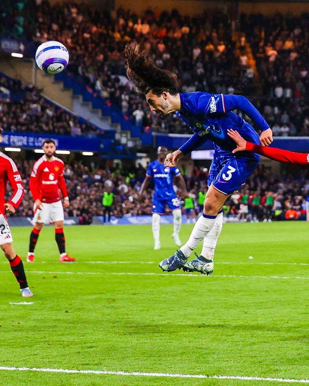 欧冠决赛抢眼战，球迷欢呼雀跃为自己的球队