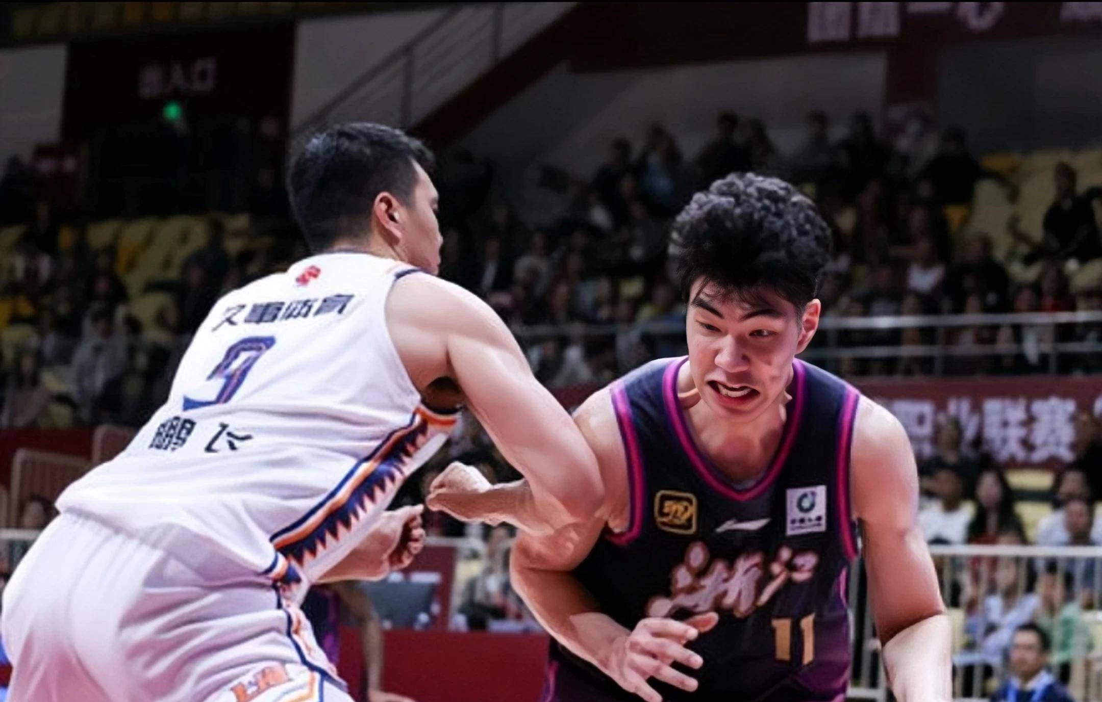 紧凑激烈!比赛过程中双方球队竭尽全力 紧凑激烈!比赛过程中双方球队竭尽全力