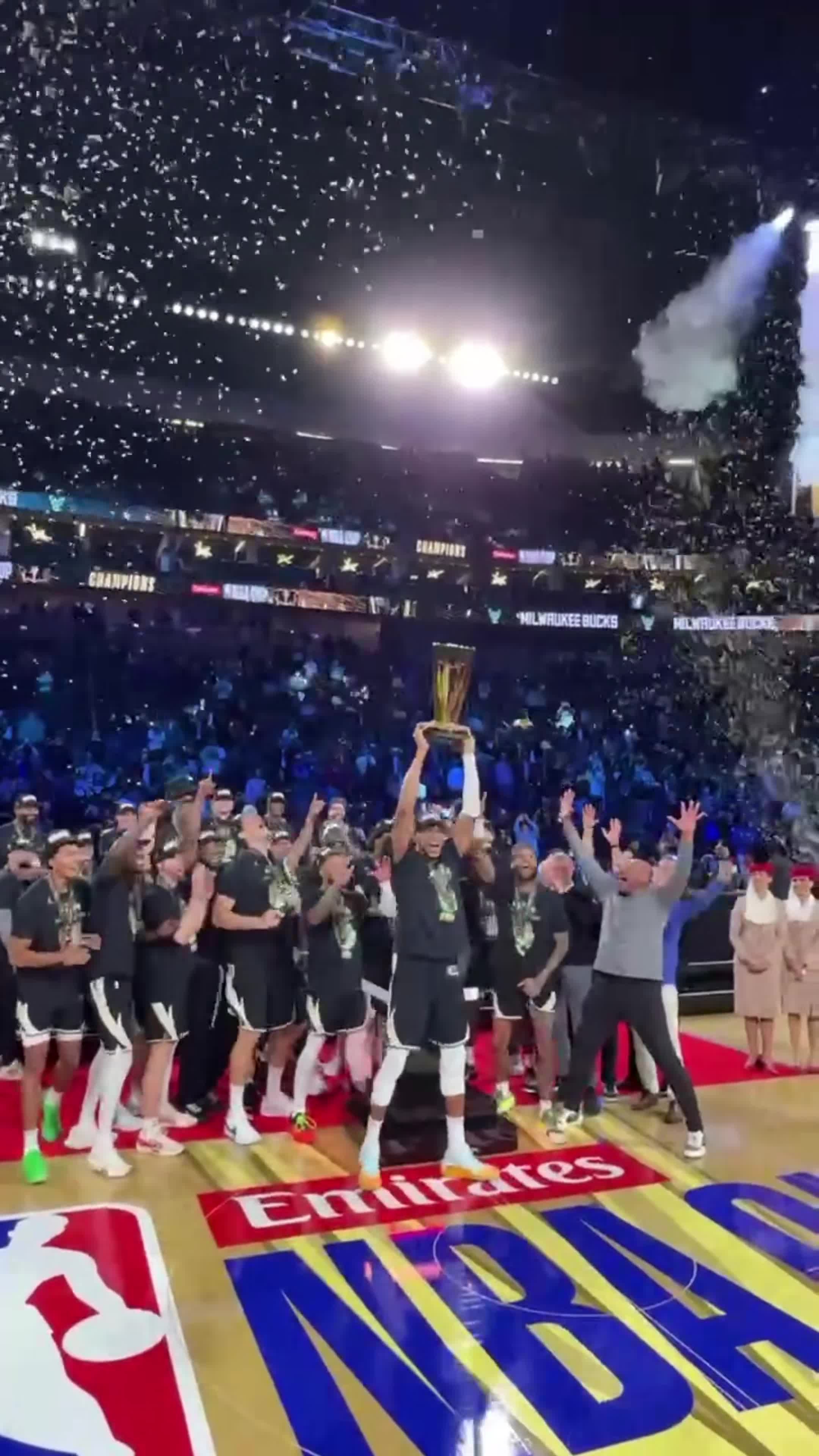 NBA联盟最佳阵容揭晓，球员轮番登台领奖