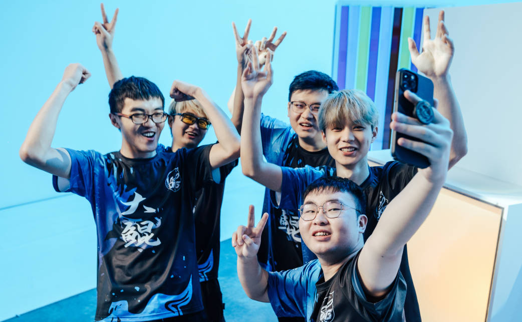 战队勇夺冠军，壮志凌云超越极限