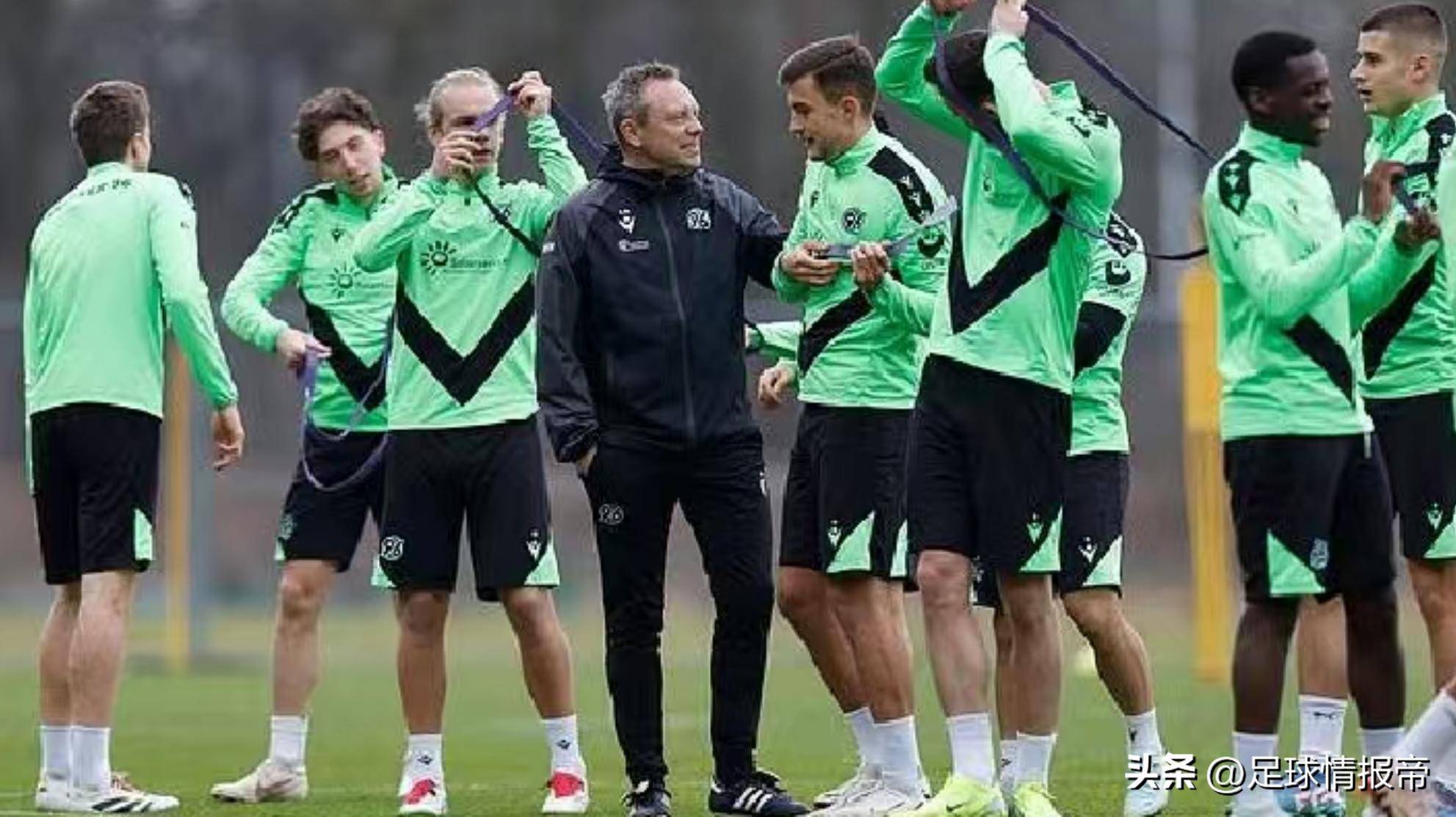 沙尔克04队的状态持续下滑 沙尔克04队的状态持续下滑