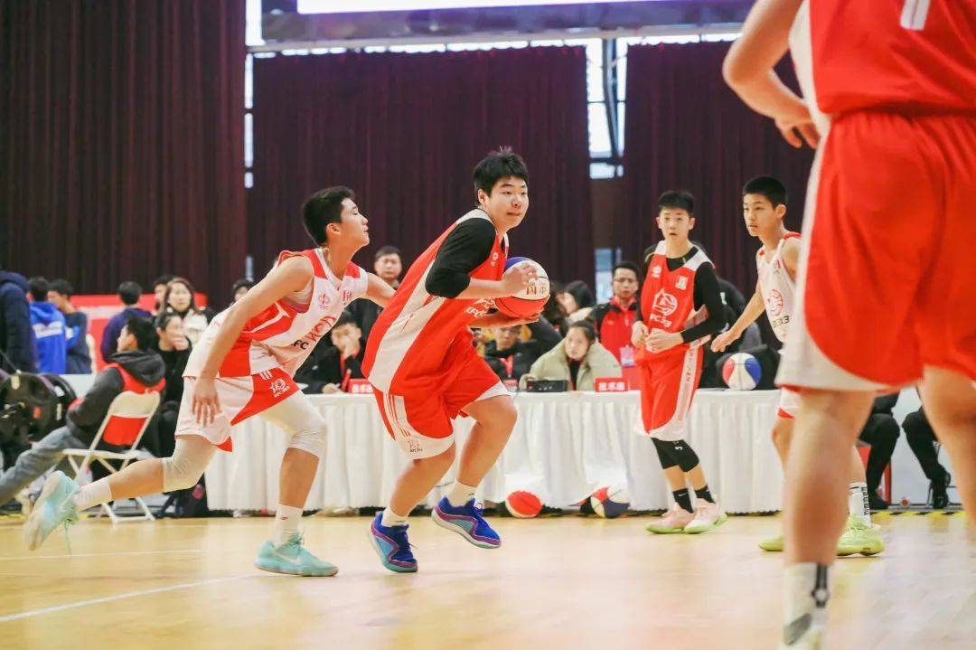 精彩篮球对决，球员们展现个人技术