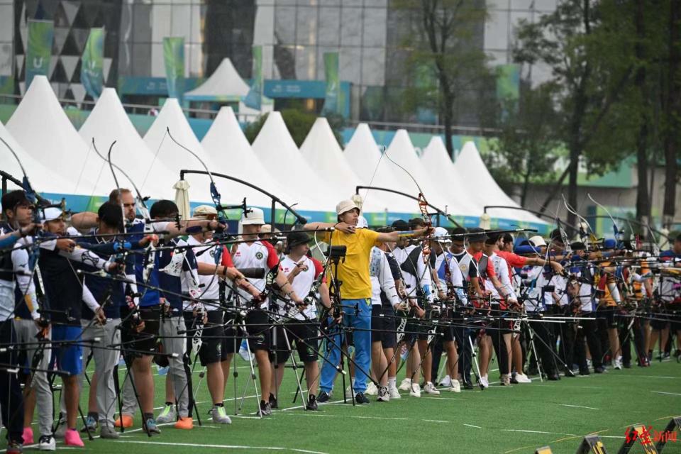 射箭男子团体决赛选手射箭准确