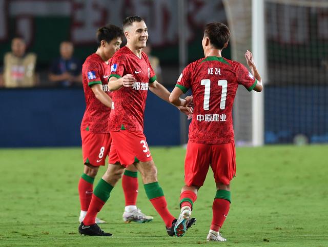 上海海港队披荆斩棘,实现胜利 上海海港队披荆斩棘,实现胜利