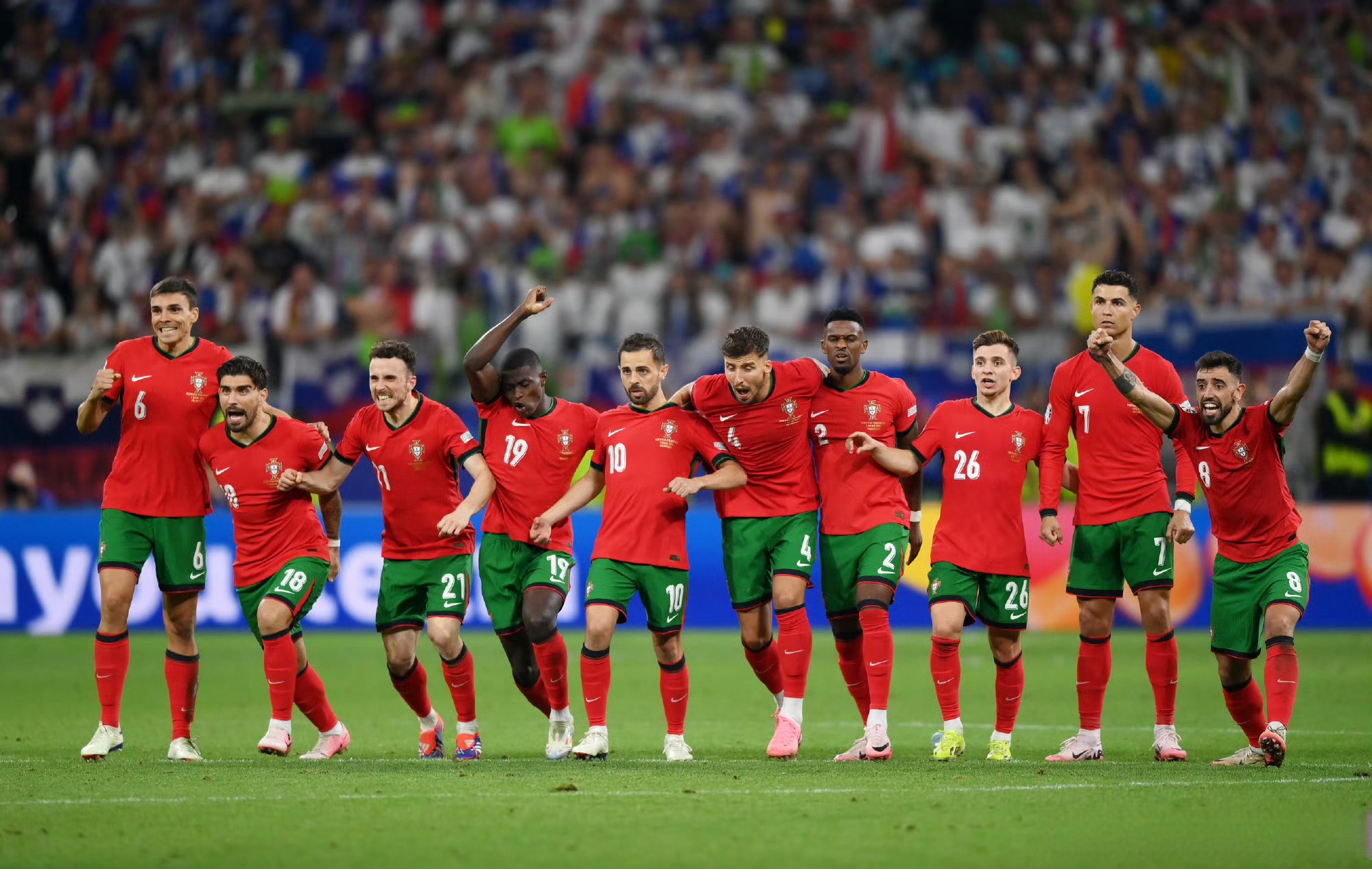 斯洛文尼亚队成功晋级,表现惊艳 斯洛文尼亚队成功晋级,表现惊艳