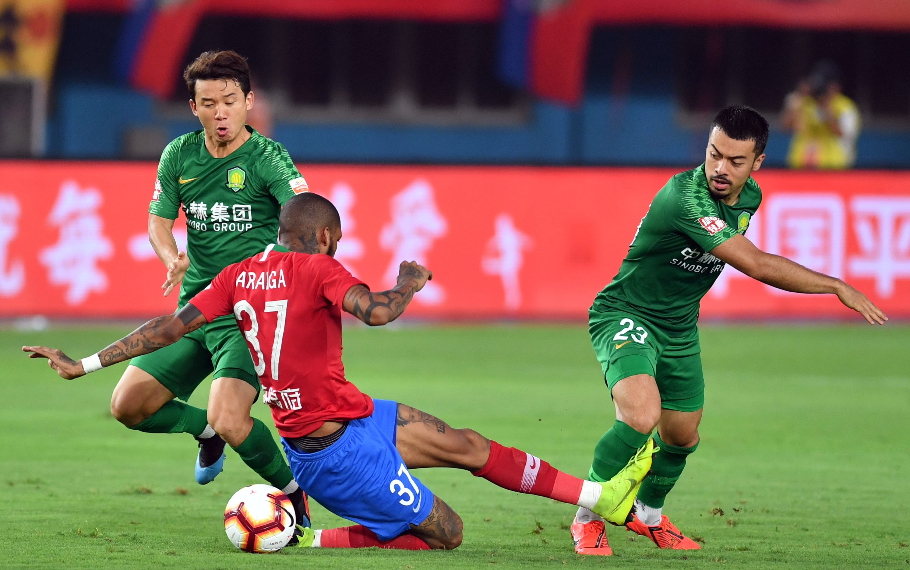 包含国安后防连连失误，遭遇中超两连败的词条