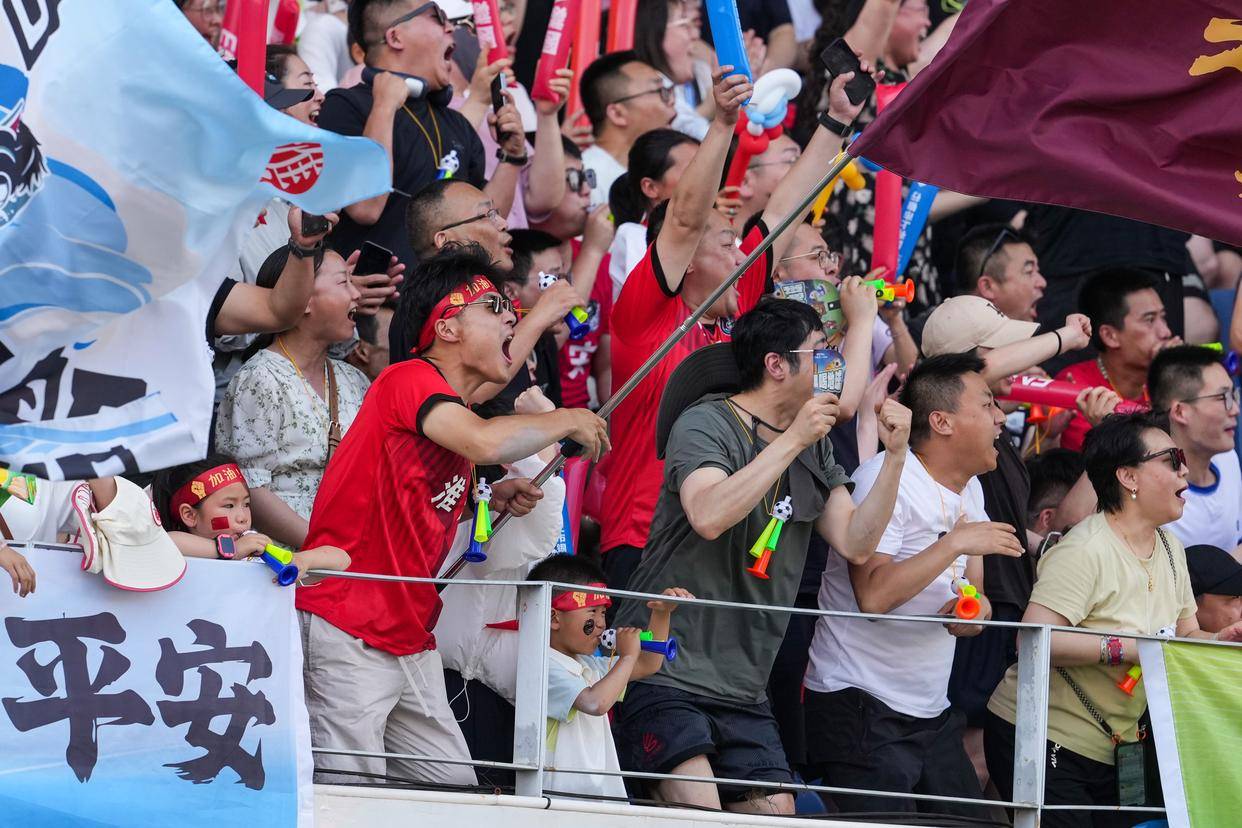 国内足球赛事吸引眼球，球员们拼尽全力