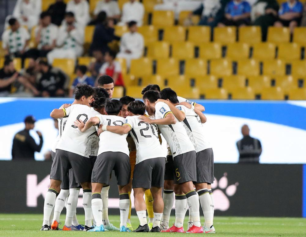 国内足球赛事吸引眼球，球员们拼尽全力