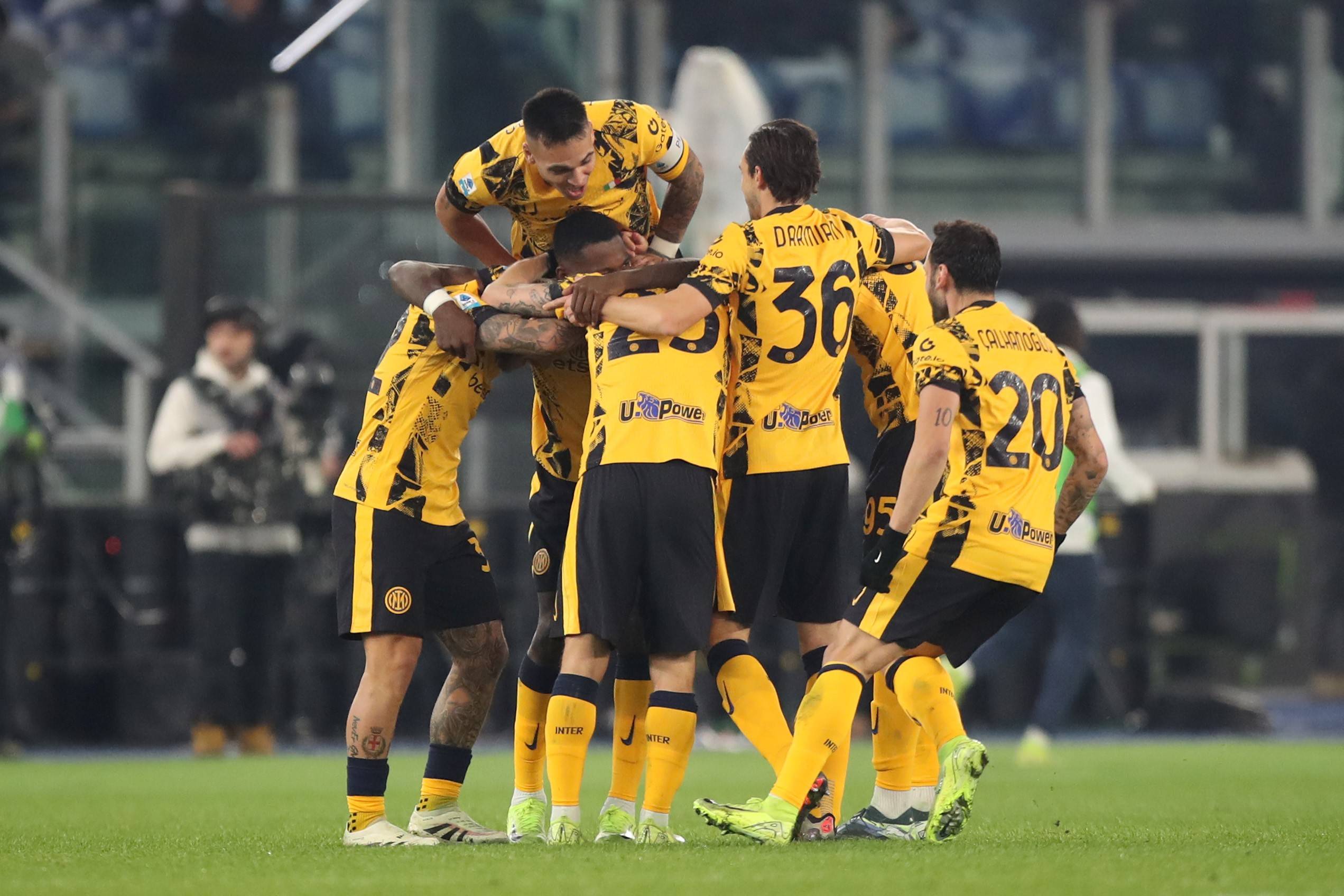 足球场上的精彩表现引领体育风潮的简单介绍