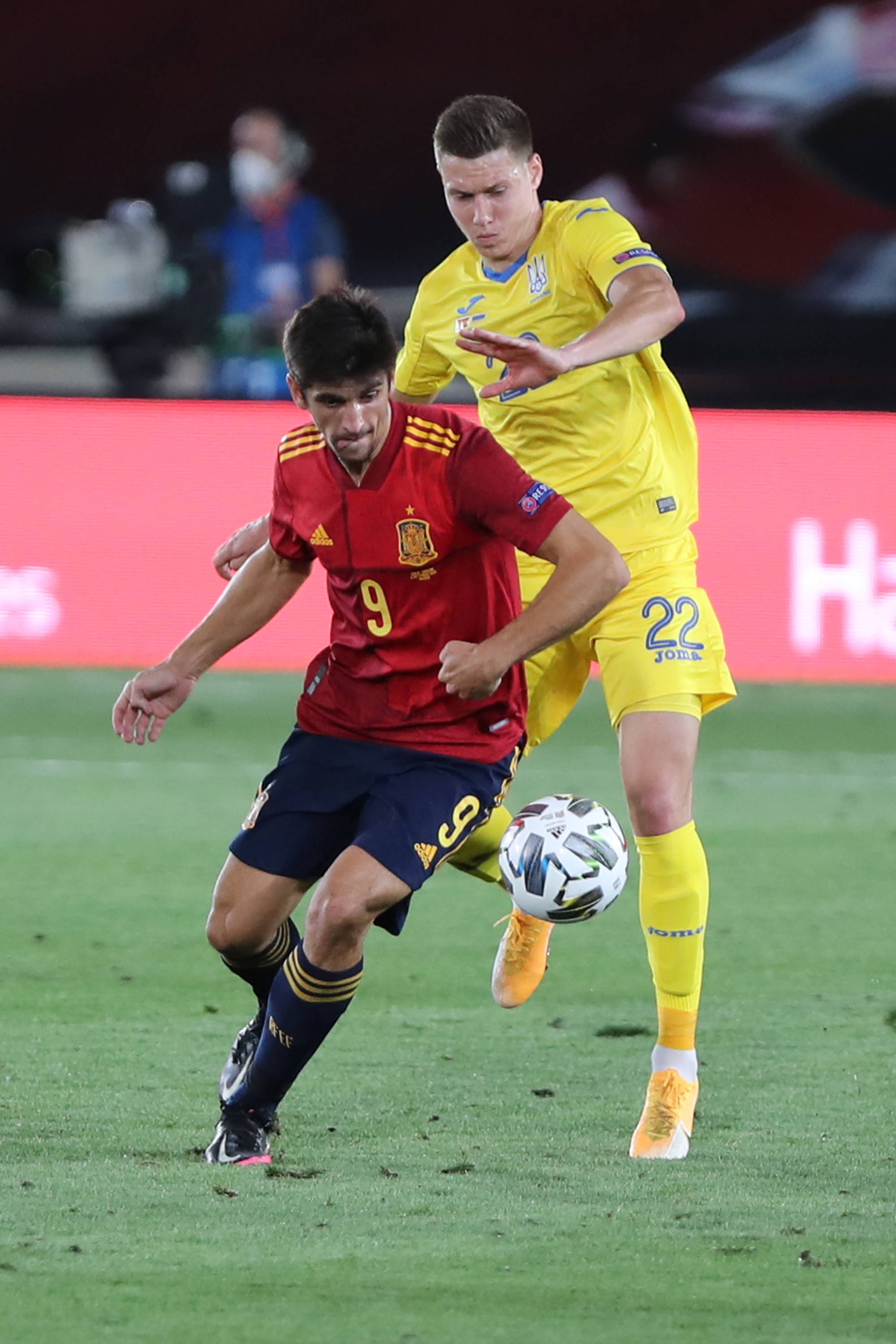 西班牙男子篮球联赛决赛陷入白热化，巅峰对决激昂