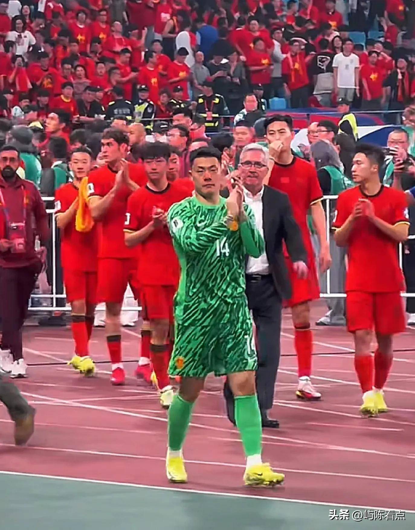 足球赛事连续上演，球迷热情高涨