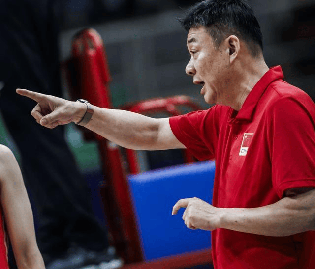 传授经验!老将指导年轻球员成长 传授经验!老将指导年轻球员成长