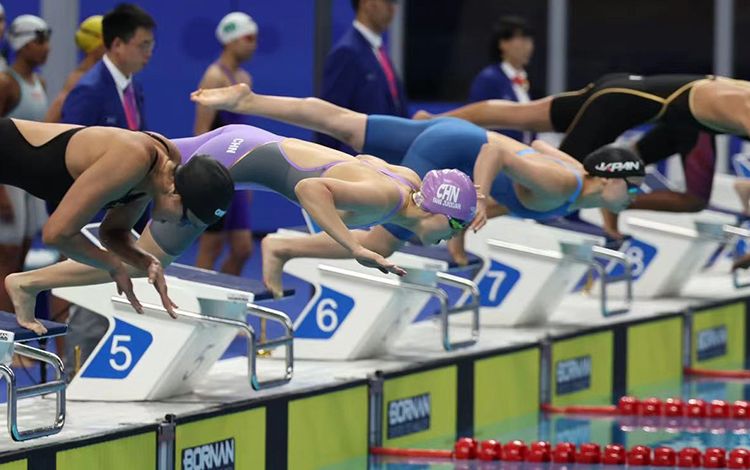 亚运会：中国队夺得女子4x200米自由泳接力冠军