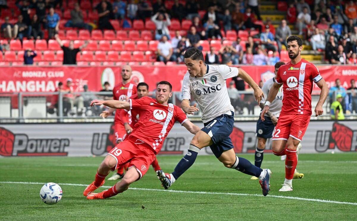 那不勒斯主场大捷，晋级下一轮