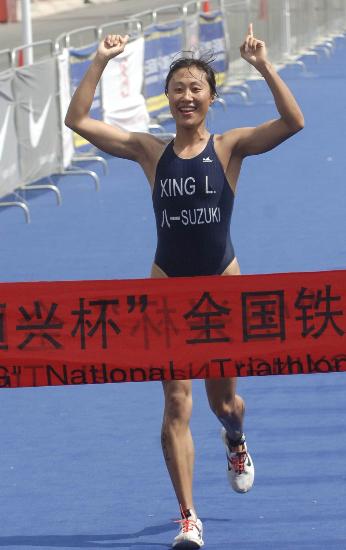 新西兰选手勇夺铁人三项冠军，创造历史记录