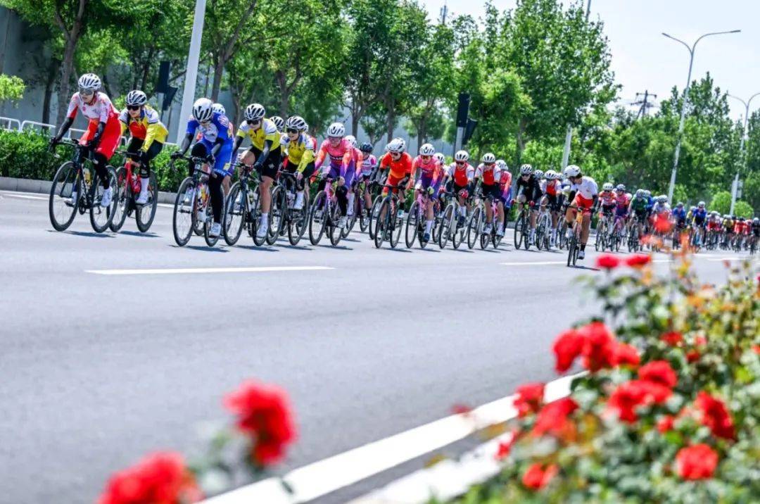 自行车比赛激烈竞逐完美骑行引人瞩目