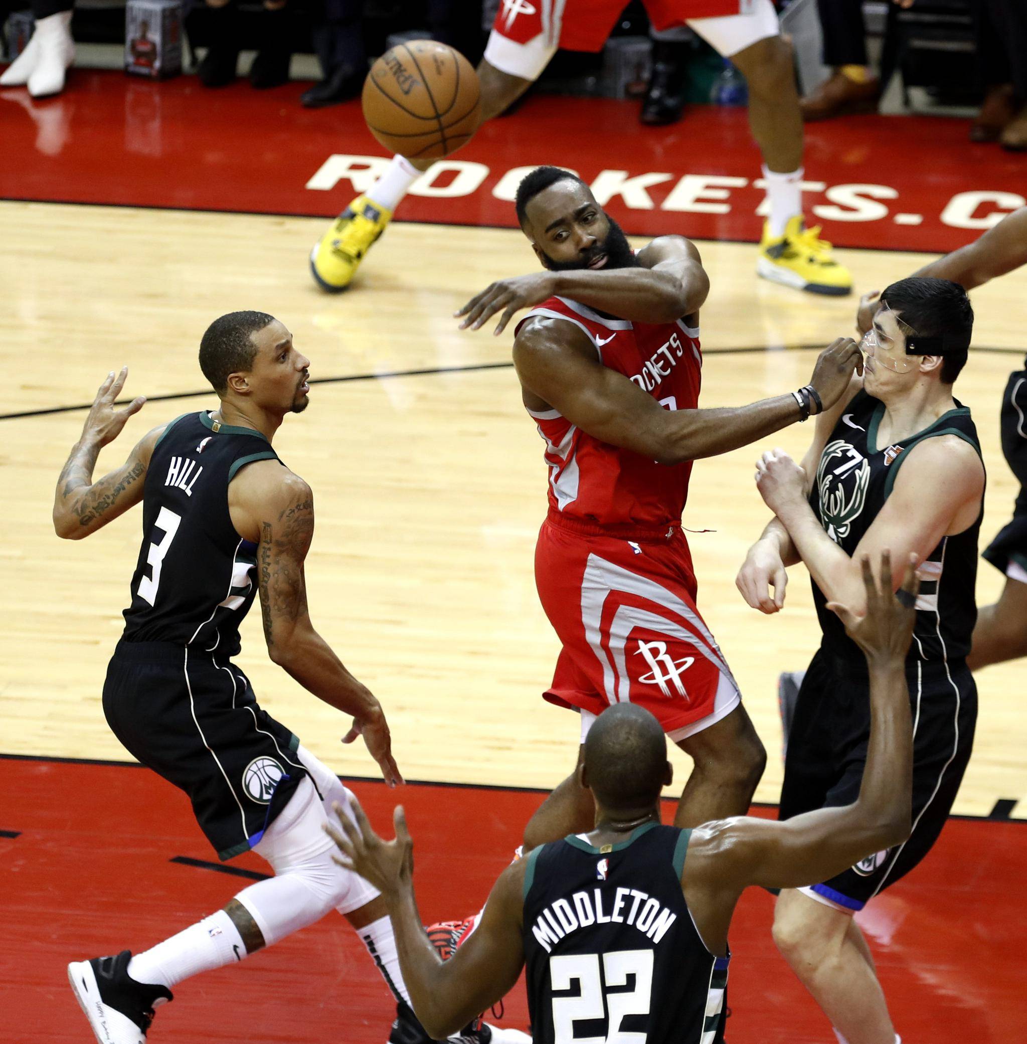 让球飞国际篮球联赛球员奔跑飞翔