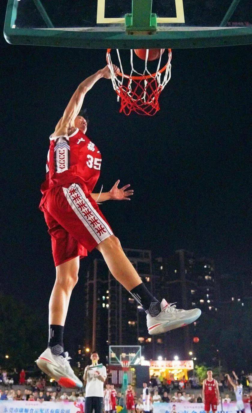 让球飞国际篮球联赛球员奔跑飞翔