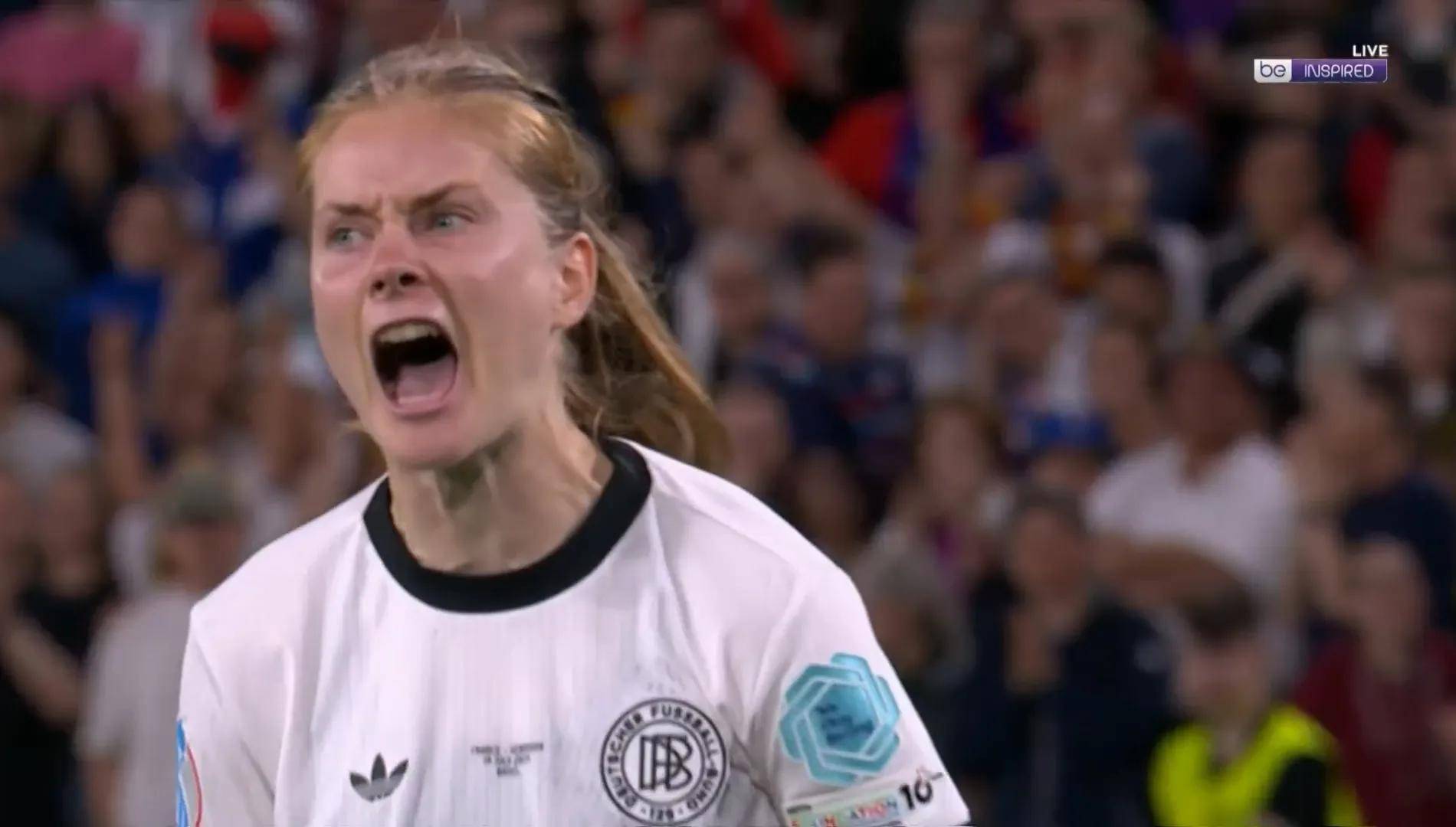 斯洛伐克女足与对手争夺胜利