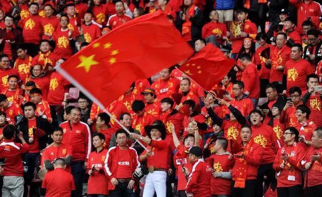 足球热身赛激情四射，中国队备战拼尽全力