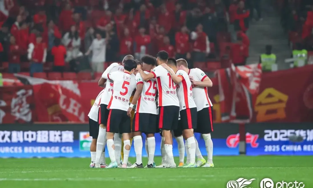 足球热身赛激情四射，中国队备战拼尽全力