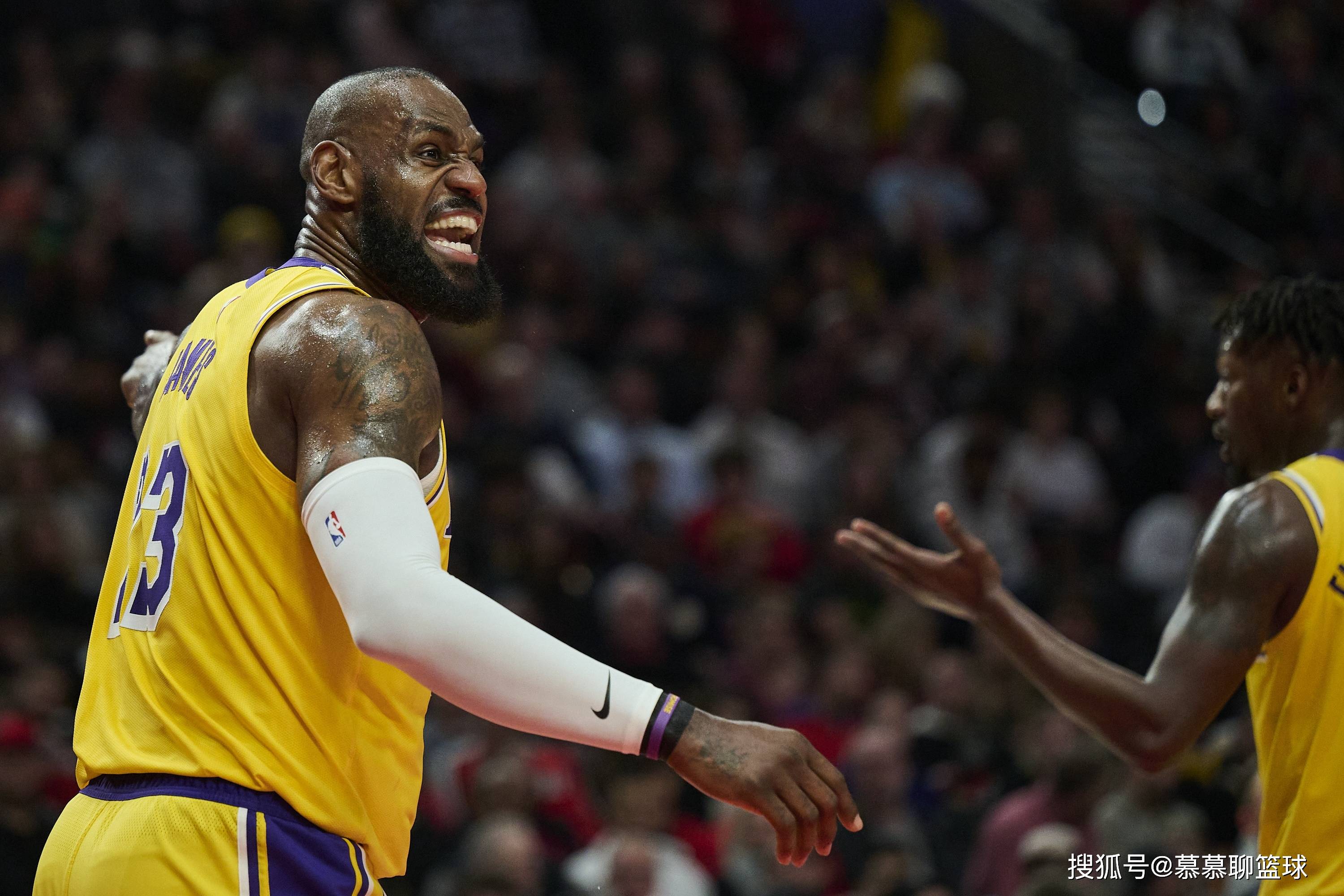 湖人主场完胜开拓者,避开连败 湖人主场完胜开拓者,避开连败