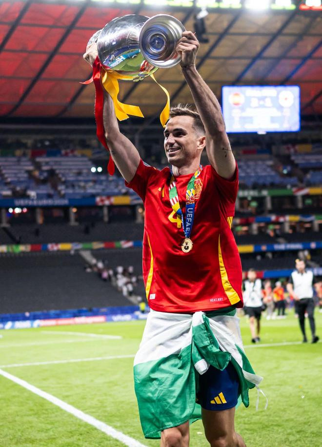 法国海关发现欧洲杯冠军奖杯的仿制品，已立案调查