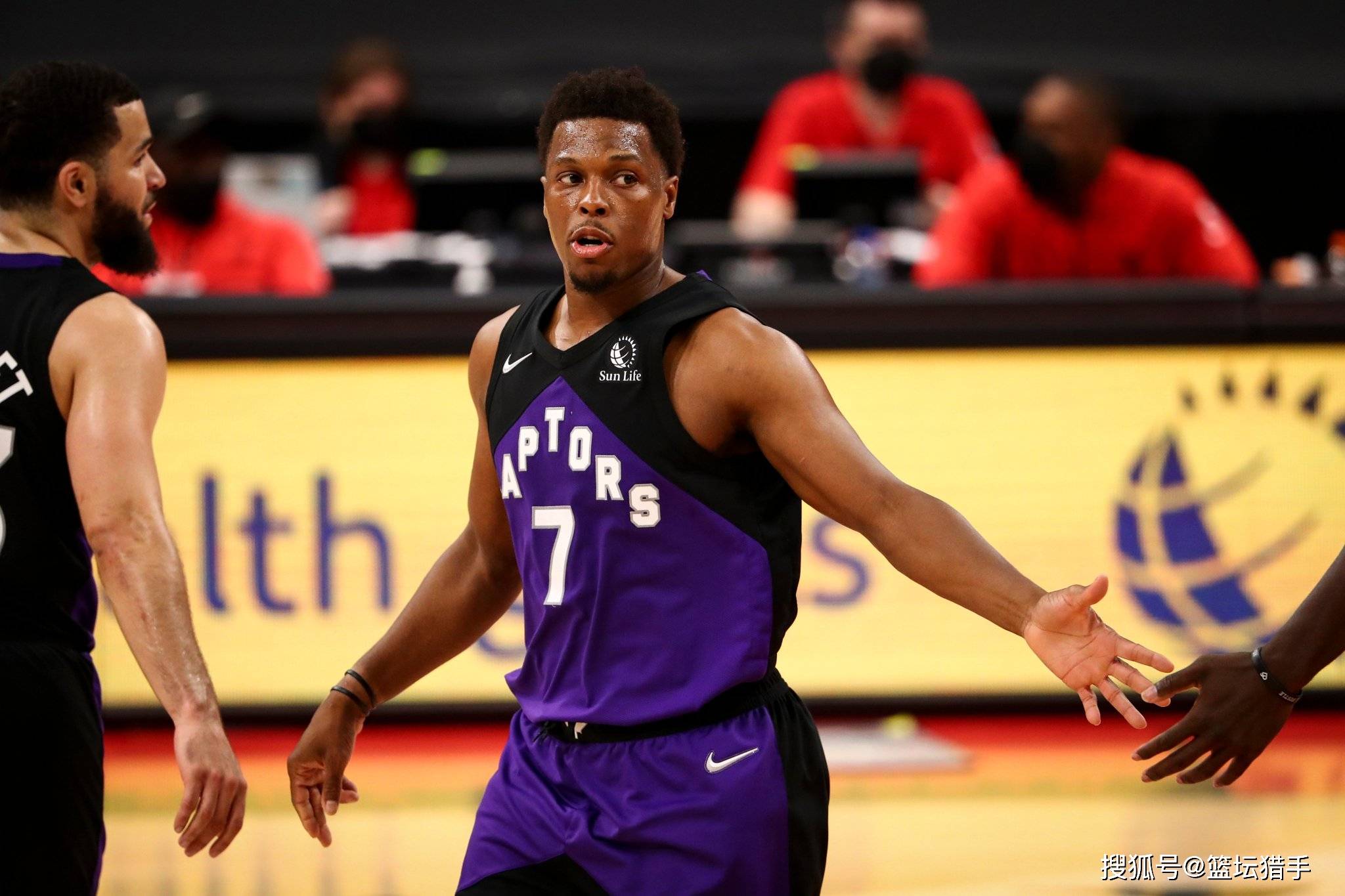 包含猛龙客场胜尼克斯，伦纳德命中率高效20+得分的词条