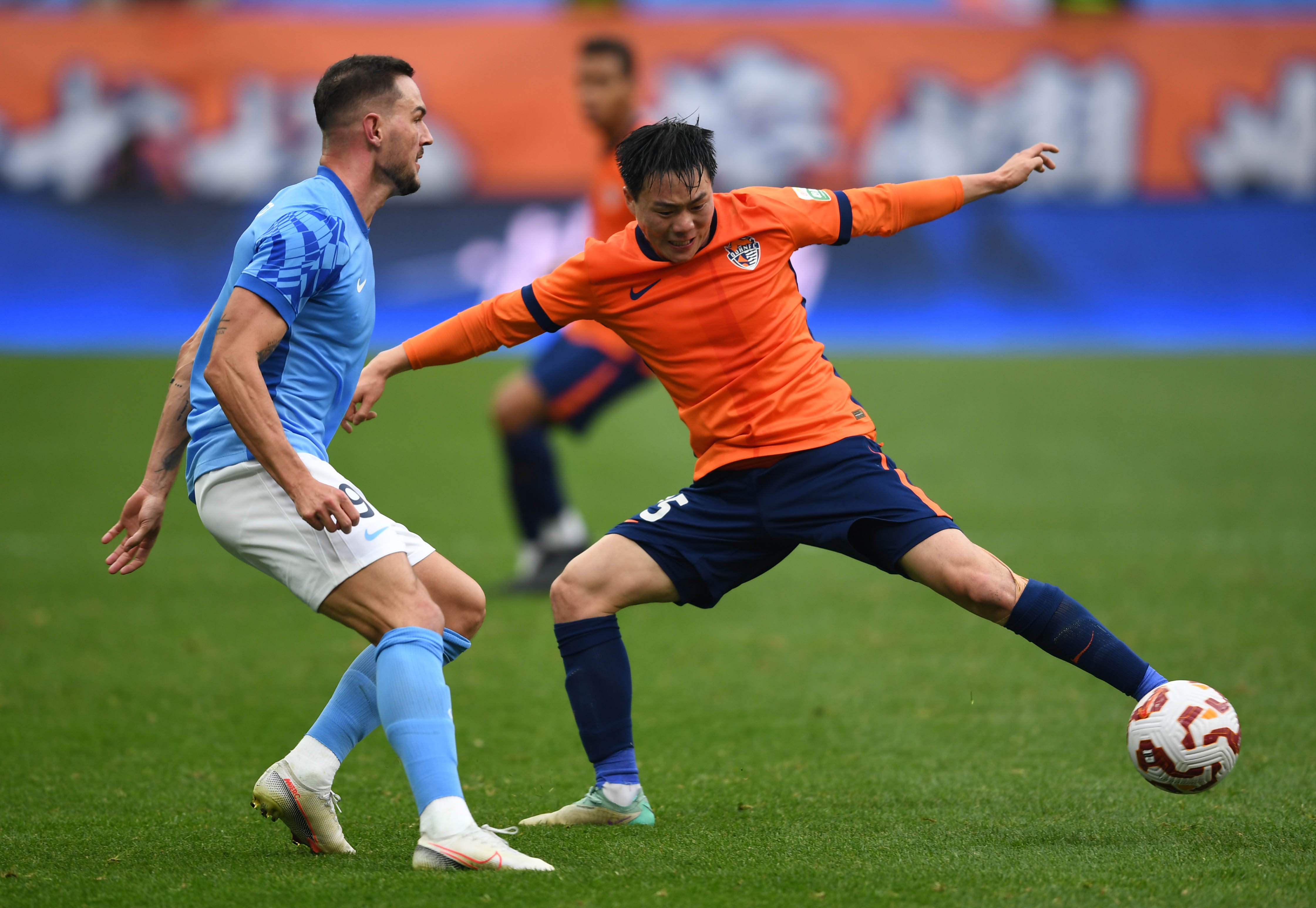 明星球员在比赛中高效发挥，助队赢得关键胜利