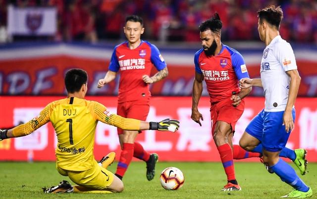 广州恒大客场2-0战胜北京人和领跑中超积分榜