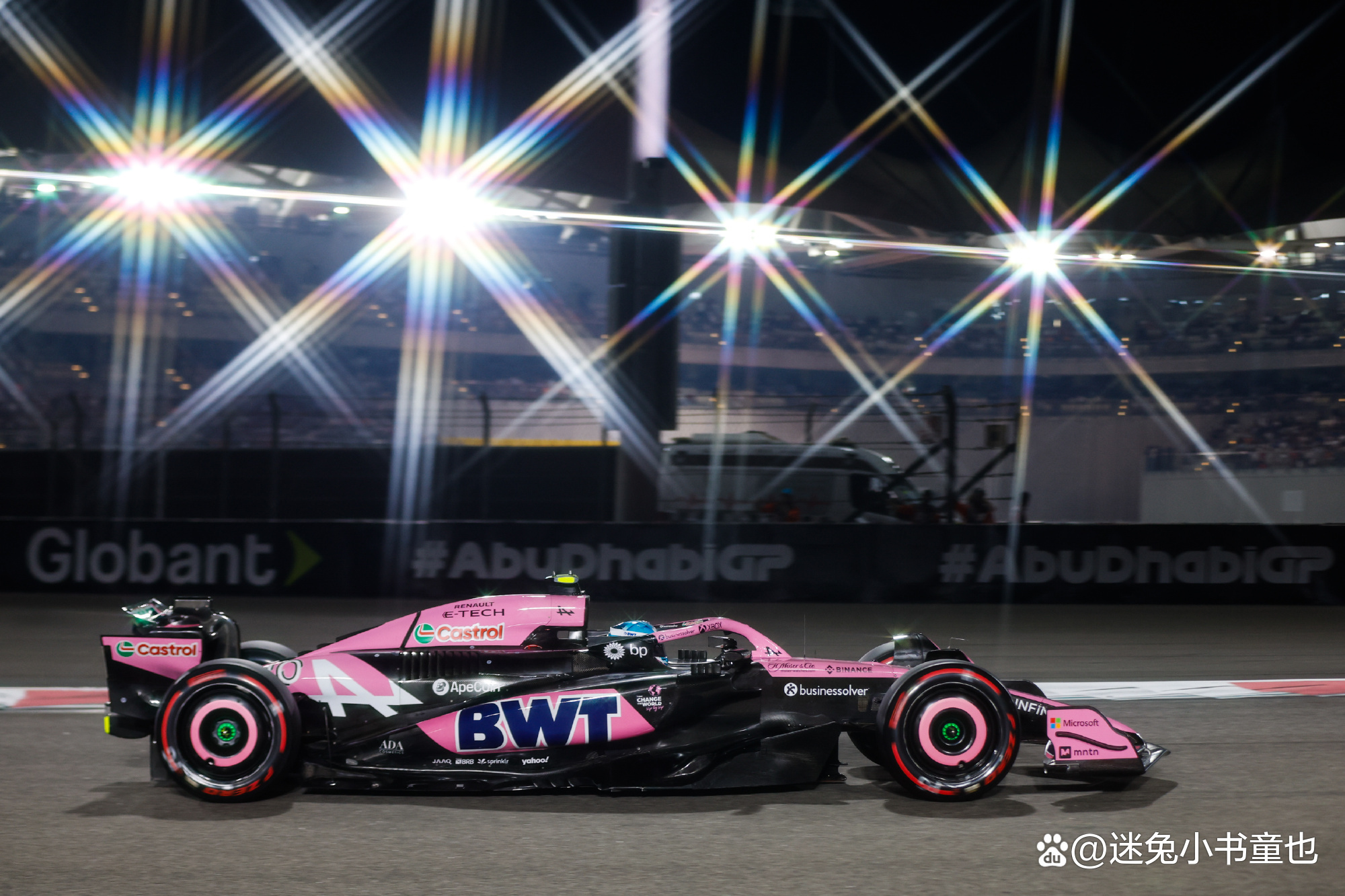 红牛二队轻取迈凯伦,佩雷兹点燃赛场 红牛二队轻取迈凯伦,佩雷兹点燃赛场